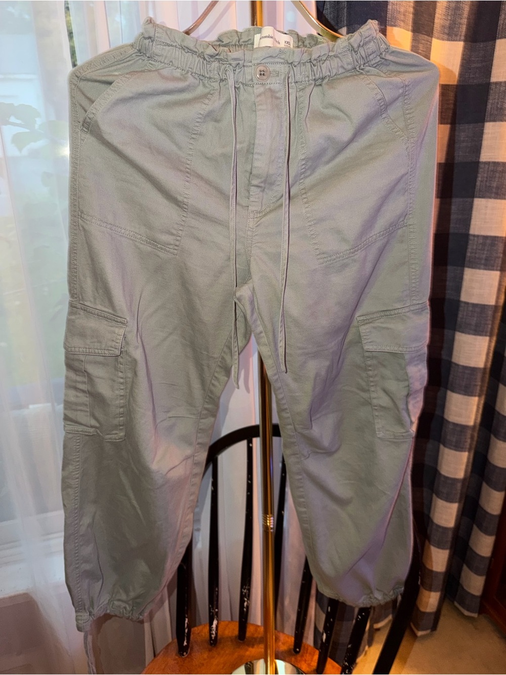 Women’s Abercrombie & Fitch Cargo Drawstring Pants in Sage Green